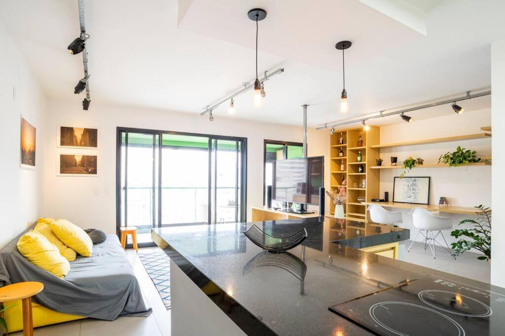 Large 1 Bedroom 2 Balconies And A Work Space Apartamento *