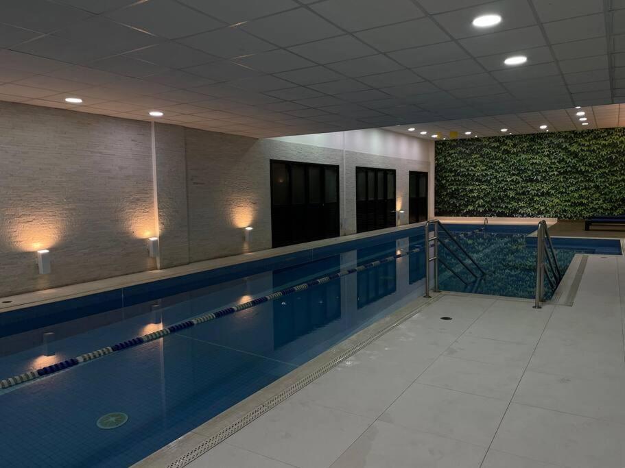 Large 1 Bedroom 2 Balconies And A Work Space Apartamento