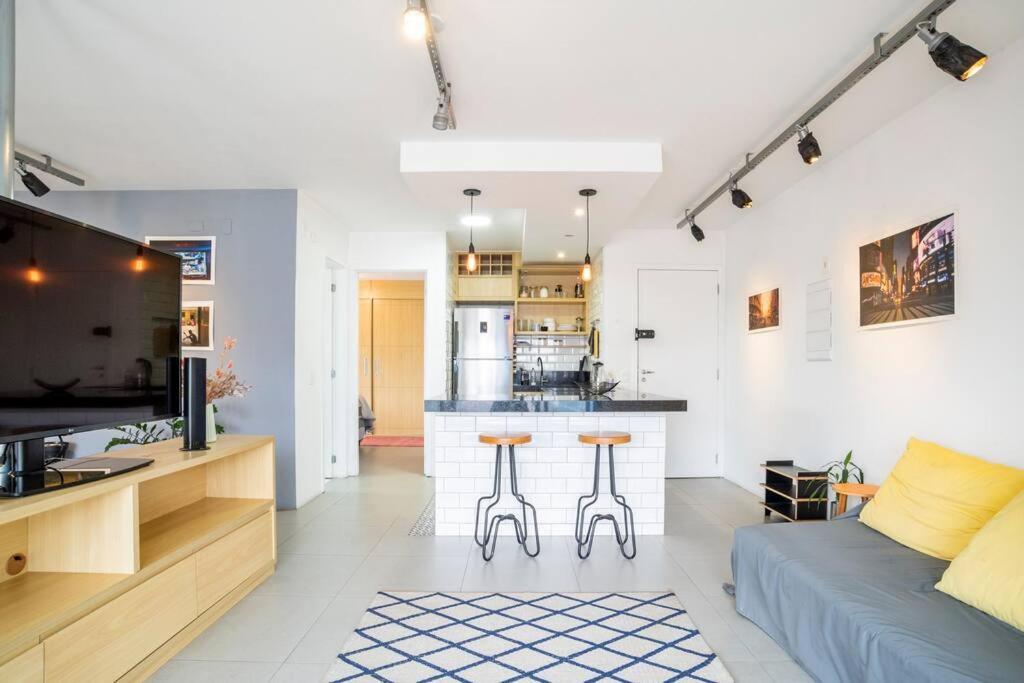 Large 1 Bedroom 2 Balconies And A Work Space Apartamento *