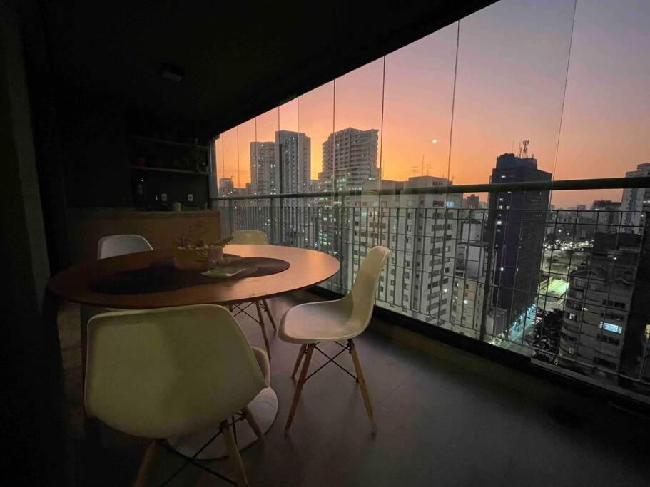 Large 1 Bedroom 2 Balconies And A Work Space Apartamento