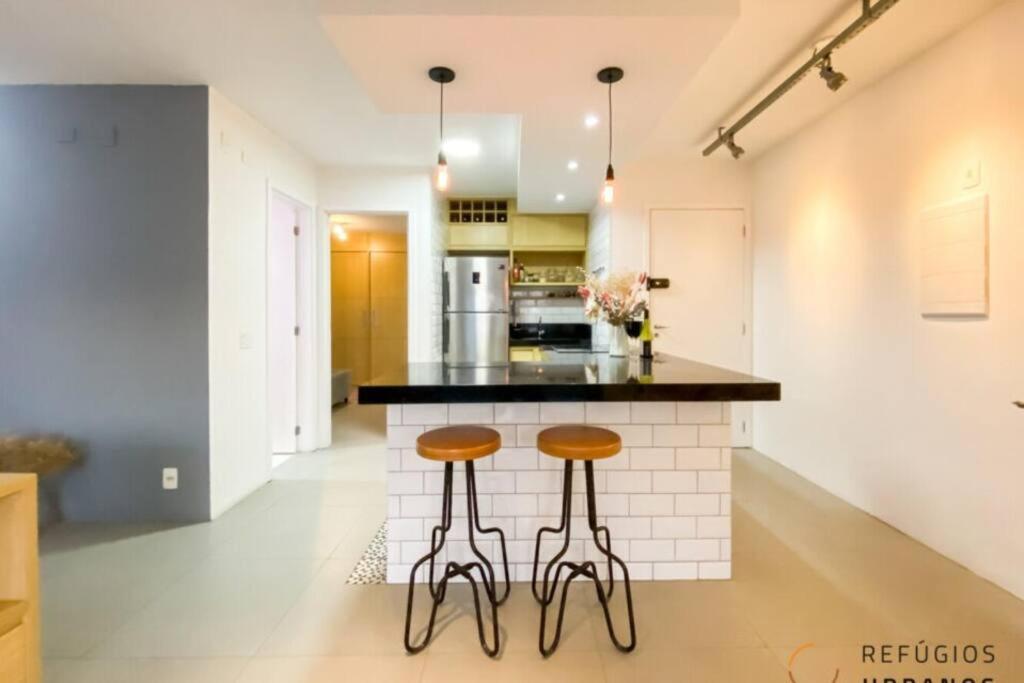 Large 1 Bedroom 2 Balconies And A Work Space